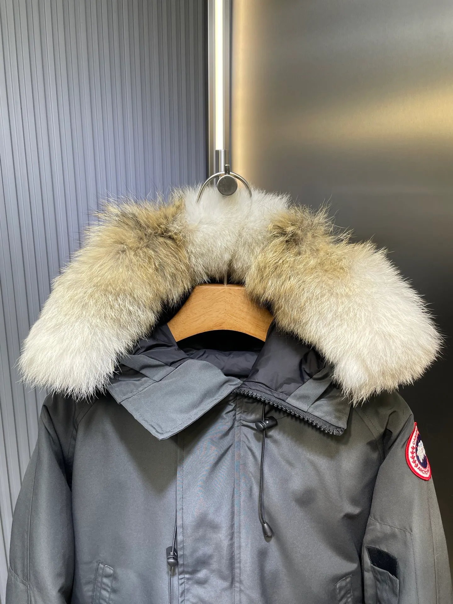 P900 special down Canada Goose Canada Goose #Chilliwack 7999M bomber jacket short down jacket/01 model #女与狠# Genuine synchronous anti-counterfeiting chip sensor! ➖ Imported 21S polyester-cotton blended original fabric [last year’s 16S/18S hard fabrics have been completely eliminated, this year all use 21S genuine synchronous fabrics, the soft mid-strap feels delicate and textured], genuine synchronous Feather-Light 10D waterproof coating fabric, made of 84.5 polyester fiber and 15.5 cotton, 100% the best feel in the entire network! ➖ The genuine official website is synchronized with the national standard 80 white duck down, you can check the official website customer service, there will never be a series of misleading claims such as 90 down or goose down! ➖ Using the best nylon lining with double double-layer sealing design, velvet-proof No. 7 needle + grid-filled down ready-made garments, there is 100% no so-called velvet running! ➖ The cuffs are designed with thickened seamless threads, and the collar and pockets are lined with top-quality polar fleece to keep you warm and comfortable! ➖ Yoshida YKK provides original custom-made electroplated sliders. YKK two-way lockable zippers are tight and smooth and will not peel off paint! ➖ 3M composite guarantees that the Velcro is the same as the original, durable, and all accessories and hardware are custom-made! ➖ Imported BEHRINGER embroidery machine to customize the 10,000-needle embroidery logo, 98% of which can be reproduced to restore the original logo. You can check and compare on the official website! ➖ The fur collars are all made of large pieces of Western Canadian blue wolf hide, ensuring that each fur collar is 13-15cm wide!   Size:XS-XXL